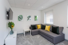 Sovereign Gate 2 - Beautifully appointed 2 bed 1 bath apartment close to City Centre